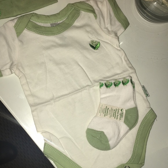 Newborn Green Sprouts onesie - Picture 3 of 6